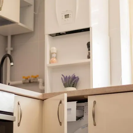 Yzza Apartment *